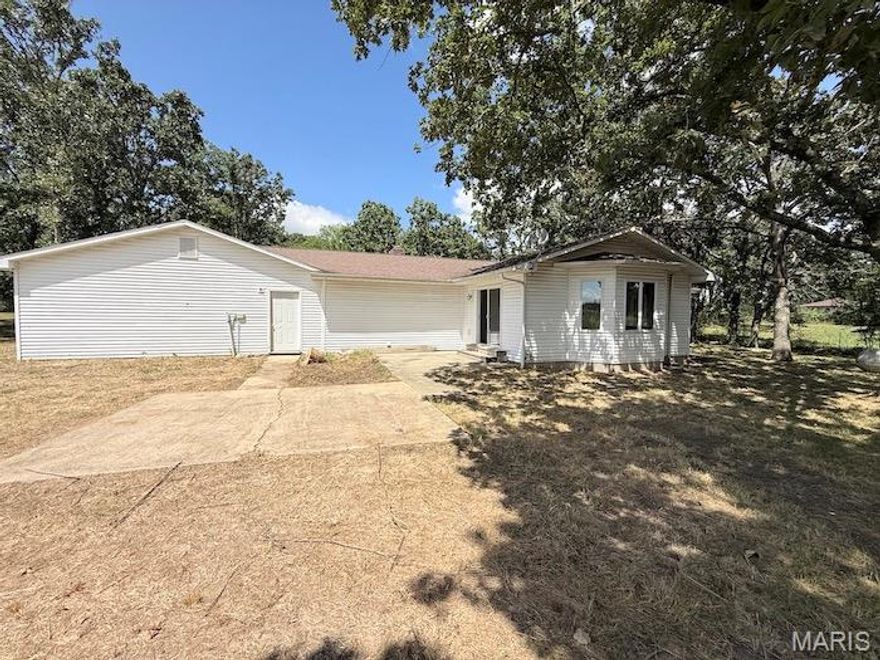 ATTENTION INVESTORS  – FORECLOSURE OPPORTUNITY (AS-IS)
17110 Cavalier Rd, Dixon, MO
Value-Add Opportunity on 1.06 Acres 
This 3BR / 2BA property offers potential for investors, flippers, or buy-and-hold landlords. Built in 1970 with a late-90s addition, the home includes a 2-car garage (2013) and newer roof, giving you a solid starting point for renovation.
Interior highlights (pre-vandalism condition):
Laminate flooring (2018)
Ceramic tile in kitchen/dining, baths, and entry
Fireplace + bay window in living room
Large bonus/living space with bay window and patio access
Primary bath with jetted tub + separate shower
Additional features:
Utility building with well (pressure tank is missing)
1.06-acre lot 
Lagoon with legal easement on adjoining parcel
Condition:
Property has been vandalized and will require electric rehab. Sold strictly AS-IS.