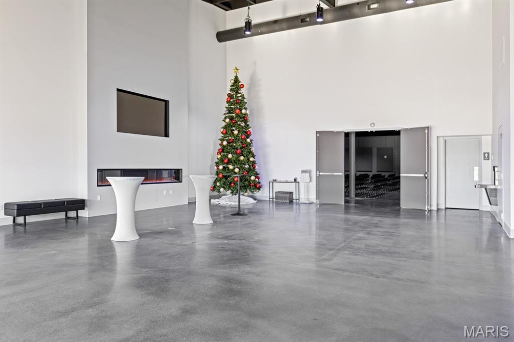 Country Side Carpets At Crossings - Commercial Lease