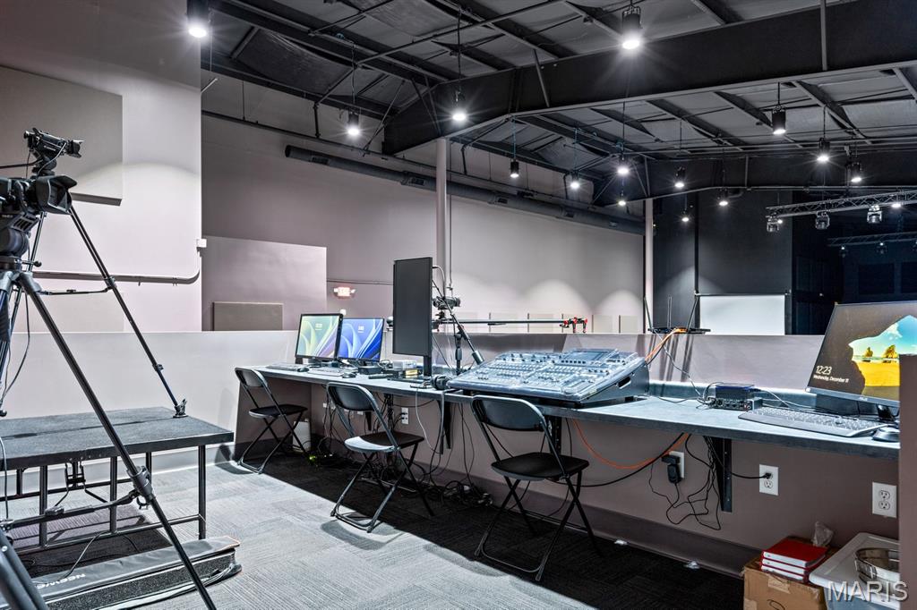 Country Side Carpets At Crossings - Commercial Lease