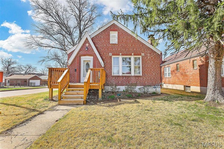 Check out this LOCATION!
This is the house you have been waiting for! Perfectly located facing Tilles Park with a corner lot! Imagine waking up to gorgeous park views right outside your living room window. This house comes with a walk out basement, a detached garage, and plenty of parking space for all your entertaining gatherings! You will be minutes away from Hampton Village for all your shopping needs!
Come check out this rare home opportunity before its gone!  
"As-is" sale preferred.