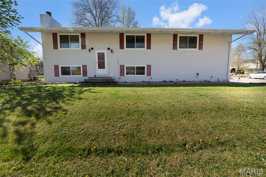 Recently remodeled 4 bed, 3 bath home in the heart of Jackson. Updates include a 2023 HVAC system with gas furnace and electric water heater, stainless steel appliances, new lighting, and vinyl plank flooring. Upper level offers three bedrooms, two with walk-in closets. Spacious layout on a corner lot, conveniently located near an elementary school.