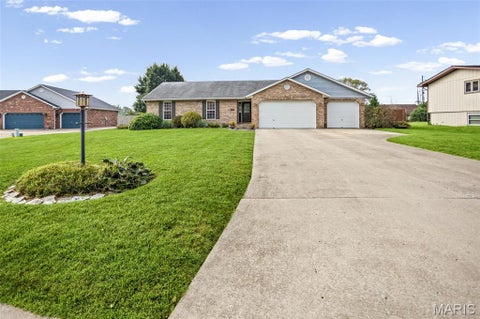 Photo of 2724 Bryden Court, Alton, IL 62002 (MLS # 26060466)