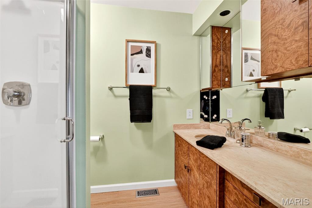 Alhambra, Illinois 62001, United States, 3 Bedrooms Bedrooms, ,4 BathroomsBathrooms,Residential,Active,231001