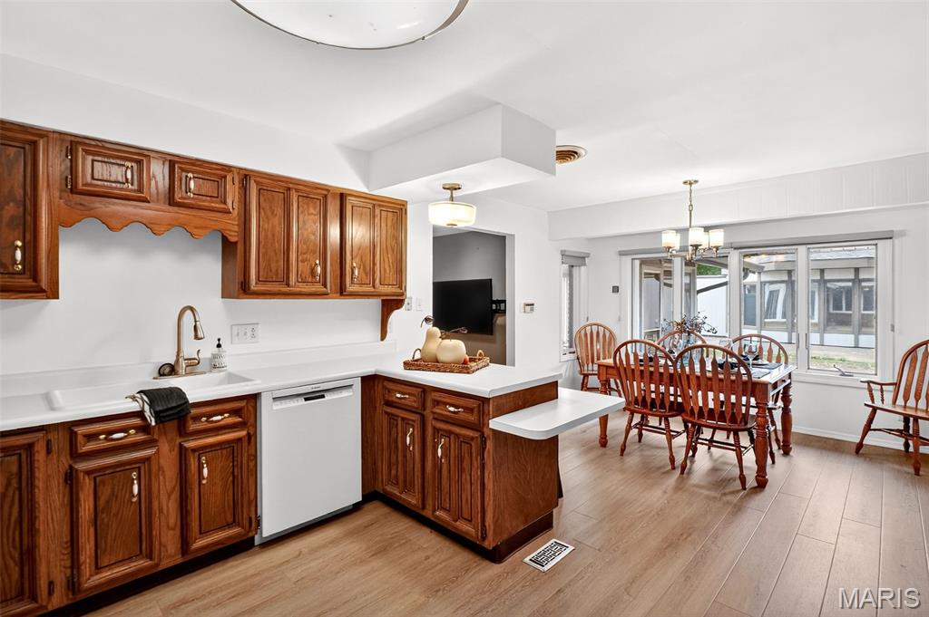 Alhambra, Illinois 62001, United States, 3 Bedrooms Bedrooms, ,4 BathroomsBathrooms,Residential,Active,231001