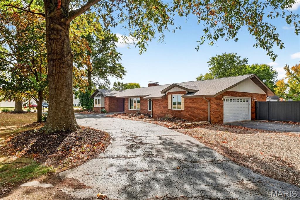 Alhambra, Illinois 62001, United States, 3 Bedrooms Bedrooms, ,4 BathroomsBathrooms,Residential,Active,231001