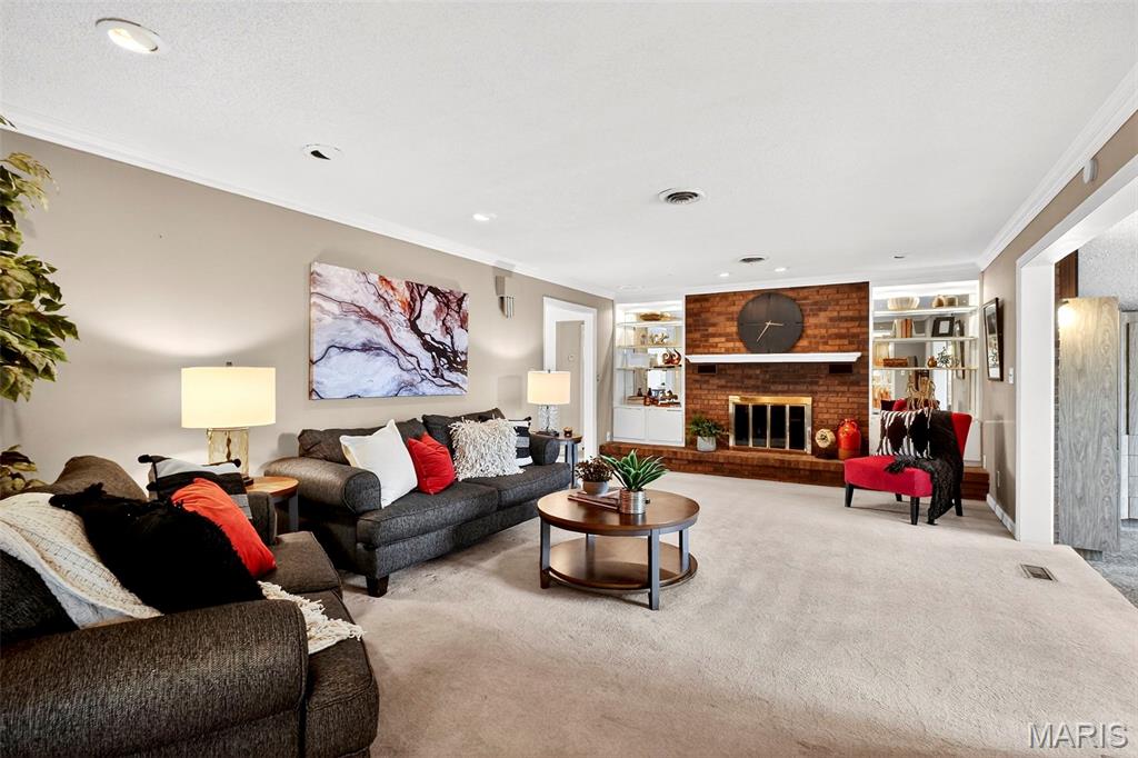 Alhambra, Illinois 62001, United States, 3 Bedrooms Bedrooms, ,4 BathroomsBathrooms,Residential,Active,231001