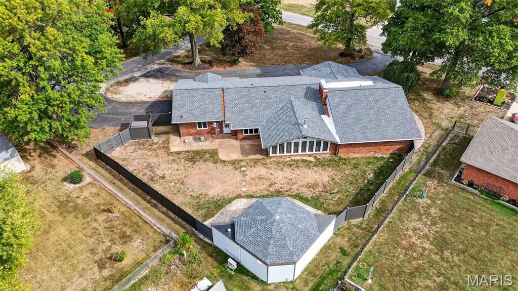 Alhambra, Illinois 62001, United States, 3 Bedrooms Bedrooms, ,4 BathroomsBathrooms,Residential,Active,231001