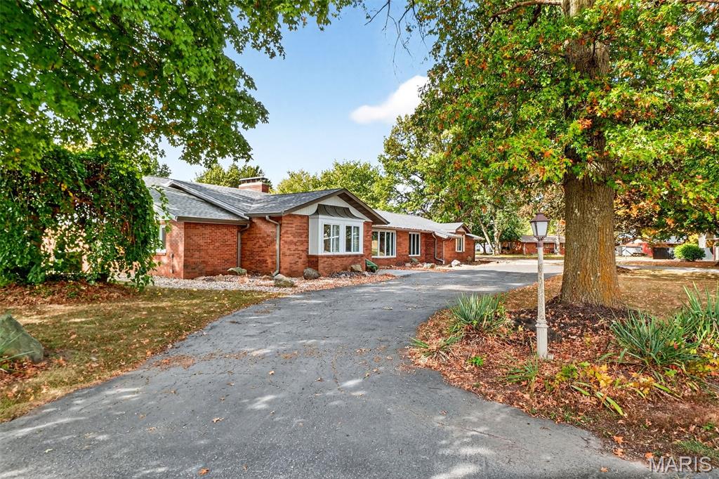 Alhambra, Illinois 62001, United States, 3 Bedrooms Bedrooms, ,4 BathroomsBathrooms,Residential,Active,231001