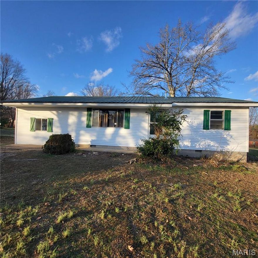 Newly remodeled home comes with kitchen appliances, a partially fenced back yard on a level lot. This home is ready for its new owners!!