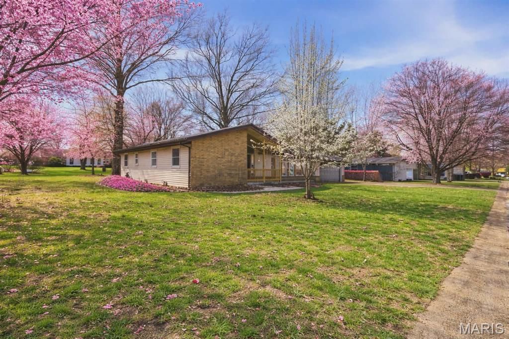 Photo of 908 M- East 10th Street, Mountain Grove, MO 65711 (MLS # 26016261)