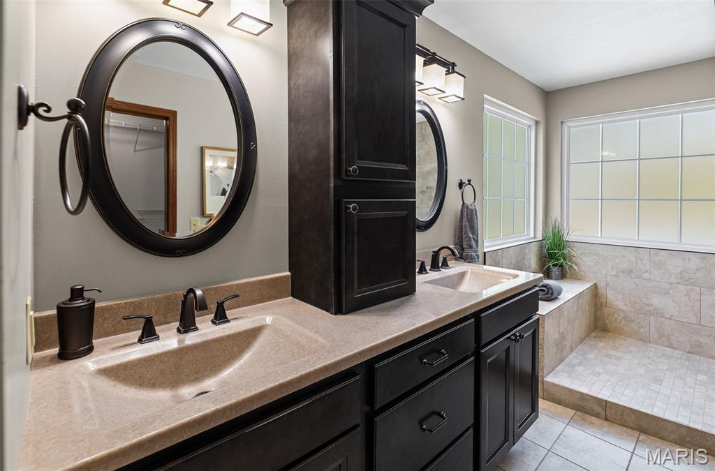 Edwardsville, Illinois 62025, United States, 4 Bedrooms Bedrooms, ,3 BathroomsBathrooms,Residential,Active,202954