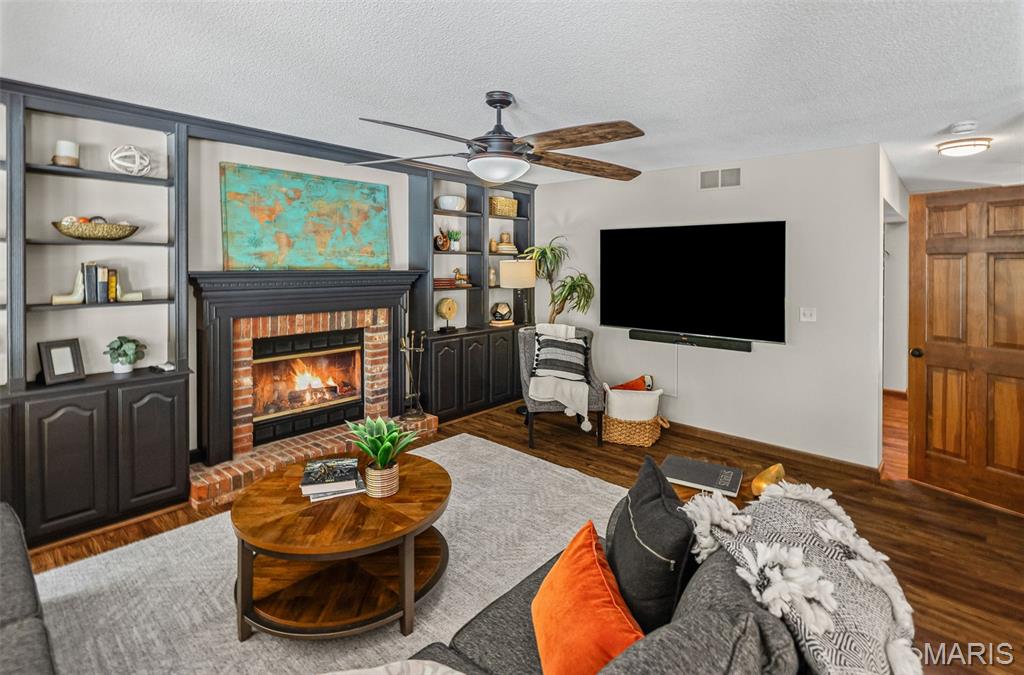 Edwardsville, Illinois 62025, United States, 4 Bedrooms Bedrooms, ,3 BathroomsBathrooms,Residential,Active,202954