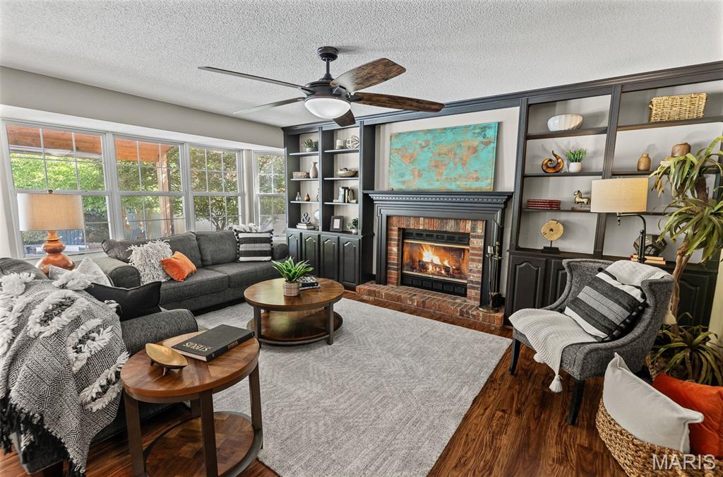 Edwardsville, Illinois 62025, United States, 4 Bedrooms Bedrooms, ,3 BathroomsBathrooms,Residential,Active,202954