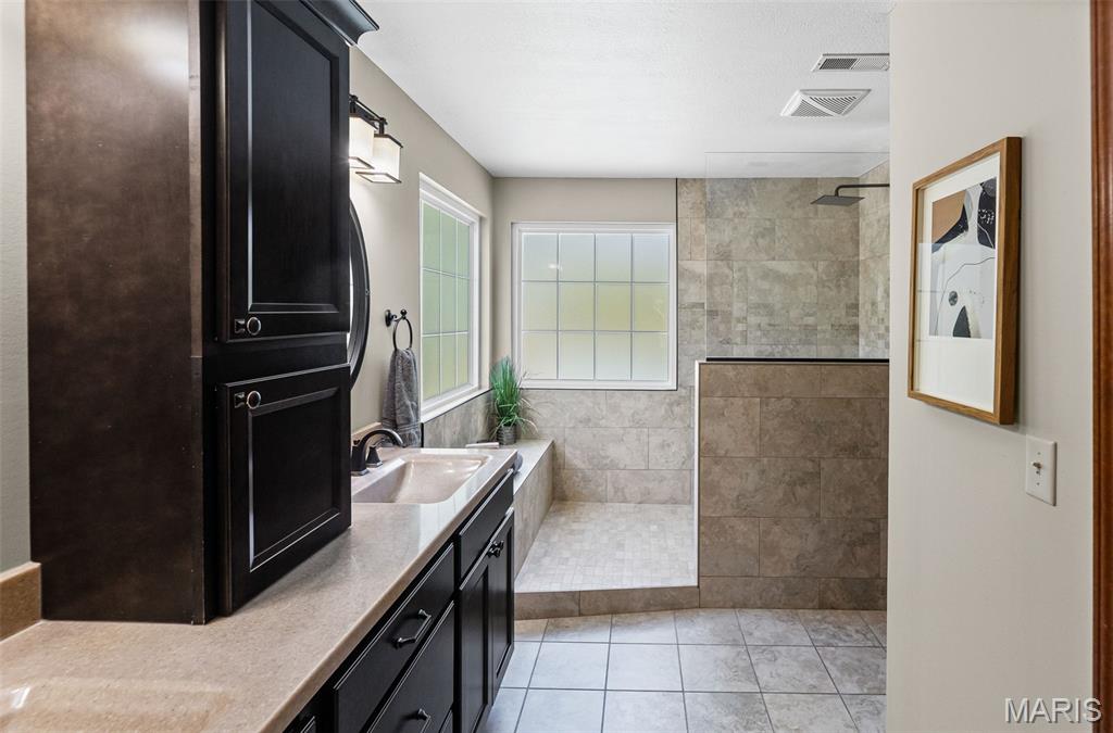 Edwardsville, Illinois 62025, United States, 4 Bedrooms Bedrooms, ,3 BathroomsBathrooms,Residential,Active,202954