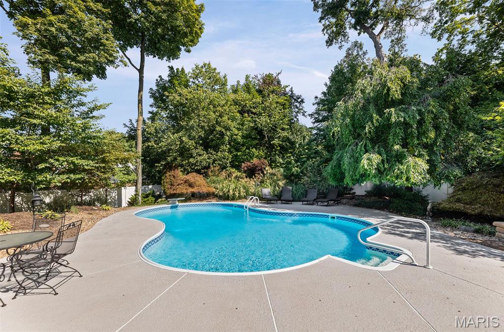 Edwardsville, Illinois 62025, United States, 4 Bedrooms Bedrooms, ,3 BathroomsBathrooms,Residential,Active,202954