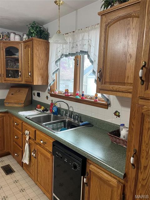 Tiny photo for 811 S Court, Bowling Green, MO 63334 (MLS # 26018671)