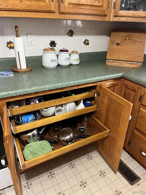 Tiny photo for 811 S Court, Bowling Green, MO 63334 (MLS # 26018671)