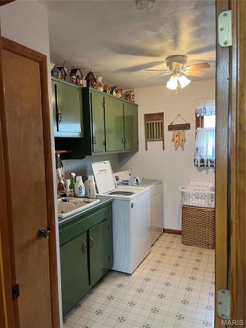 Tiny photo for 811 S Court, Bowling Green, MO 63334 (MLS # 26018671)