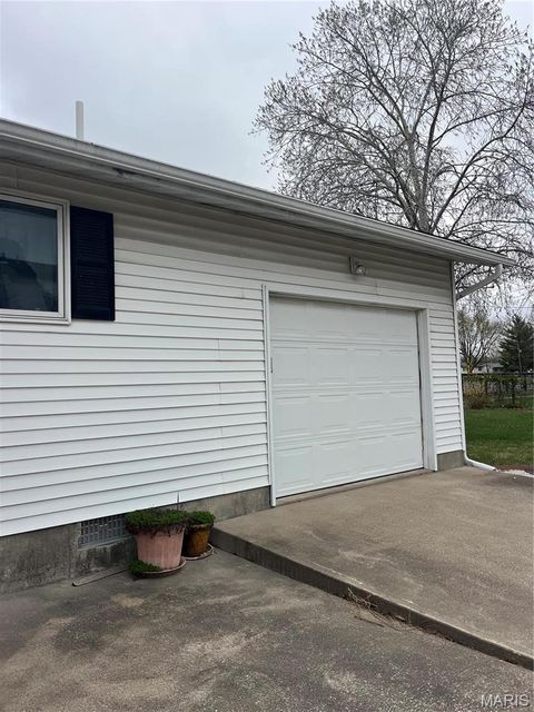Tiny photo for 811 S Court, Bowling Green, MO 63334 (MLS # 26018671)