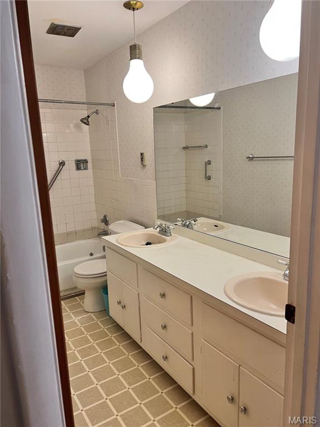 Photo of 7601 Hazelcrest Drive #E, Hazelwood, MO 63042 (MLS # 25079841)