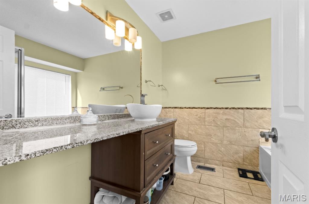 Florissant, Missouri 63031, United States, 4 Bedrooms Bedrooms, ,3 BathroomsBathrooms,Residential,Active,251255