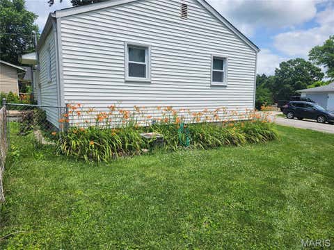 Tiny photo for 106 S Pearl Street, Bowling Green, MO 63334 (MLS # 26039217)