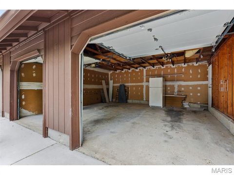 Tiny photo for 2008 Meadowtree Lane, Kirkwood, MO 63122 (MLS # 26033787)