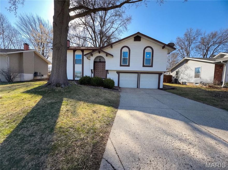 Presenting 27 Glenna Dr, a residence defined by structural components. The kitchen layout includes an accent backsplash in kitchen. Culinary tasks utilize all stainless steel appliances. Exterior elements consist of a deck. Ground level perimeter enclosure defines a fenced in backyard. This property is a true gem, waiting for you to make it your own. Included 100-Day Home Warranty with buyer activation