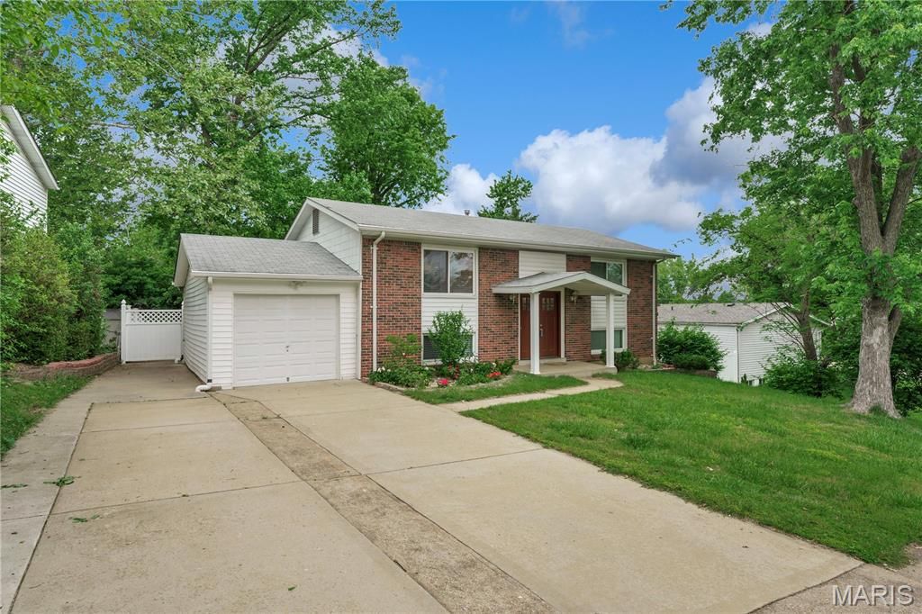 Photo of 1357 Glenstone Drive, Maryland Heights, MO 63043 (MLS # 26027424)