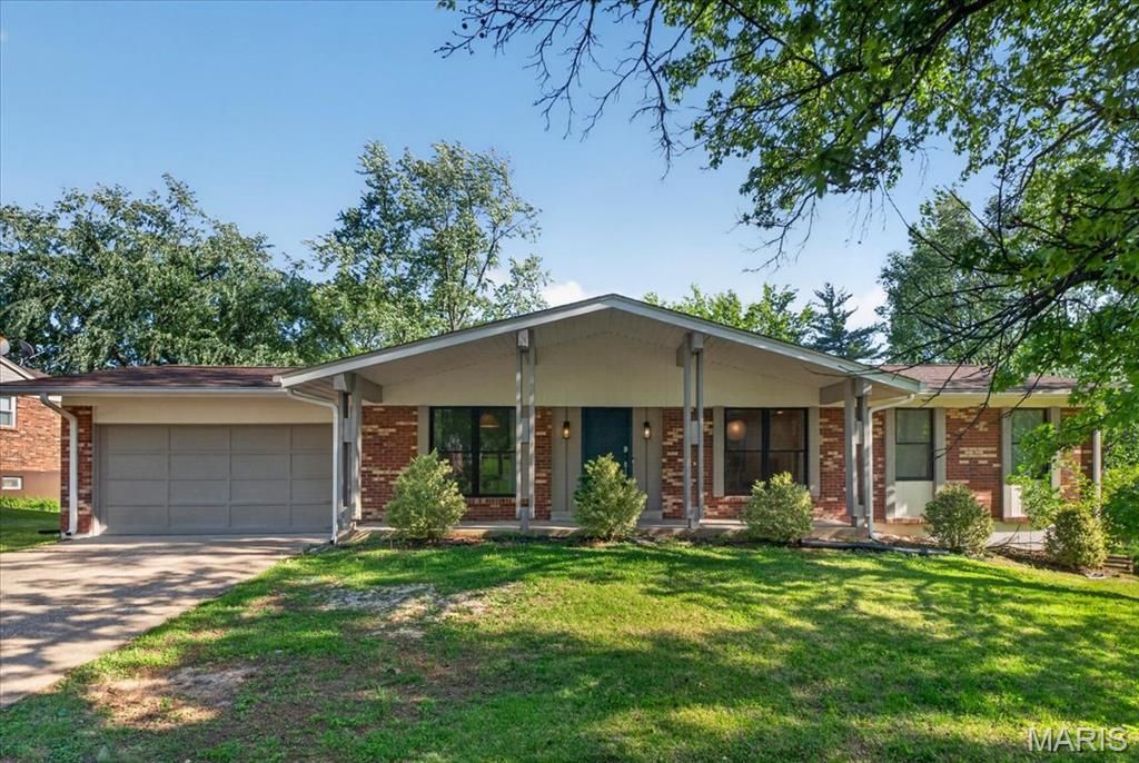 Photo of 1022 Stuyvesant Lane, Ballwin, MO 63011 (MLS # 26024553)