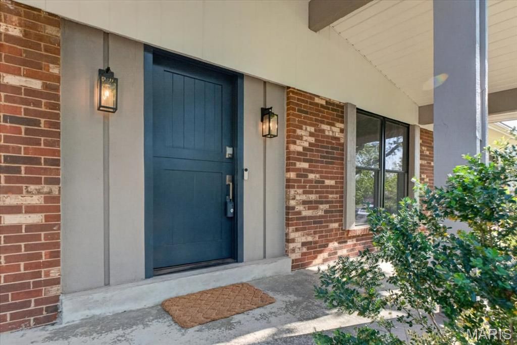 Photo of 1022 Stuyvesant Lane, Ballwin, MO 63011 (MLS # 26024553)