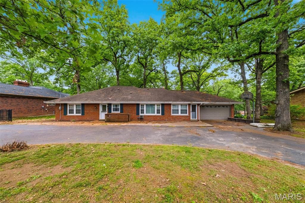 Photo of 7441 Raleigh Drive, Grantwood Village, MO 63123 (MLS # 26032439)