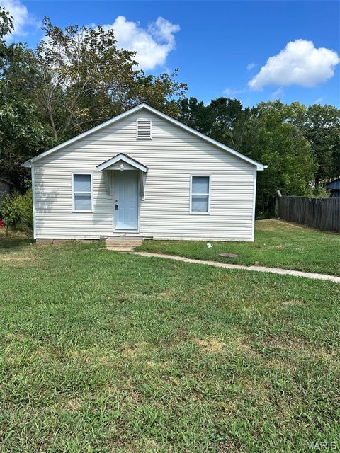 Photo of 611 School Avenue, Cuba, MO 65453 (MLS # 26057378)