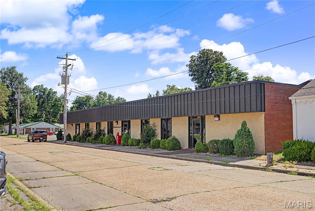 Photo 1 of 73 — 205 S New Madrid Street, Sikeston, MO 63801