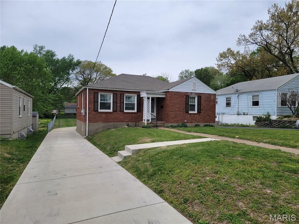 Photo of 225 S Barat Avenue, Ferguson, MO 63135 (MLS # 26024215)