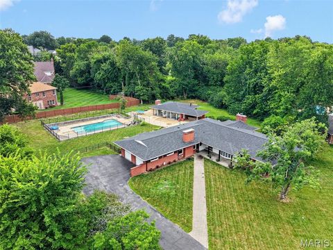 Photo of 9860 Bridle Trail Lane, Sunset Hills, MO 63128 (MLS # 26045304)