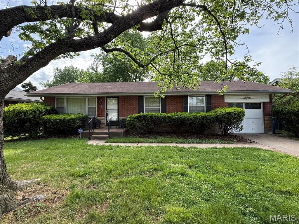 Photo of 325 Rand Drive, St Louis, MO 63135 (MLS # 26023599)