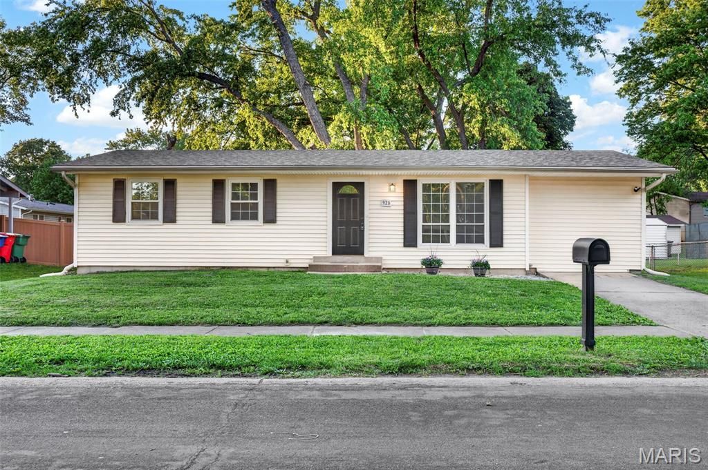 Photo of 925 Dewayne Drive, Florissant, MO 63031 (MLS # 26027671)