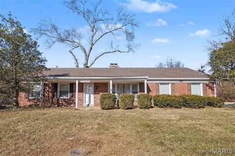 945 Warwick Lane Ballwin MO 63011