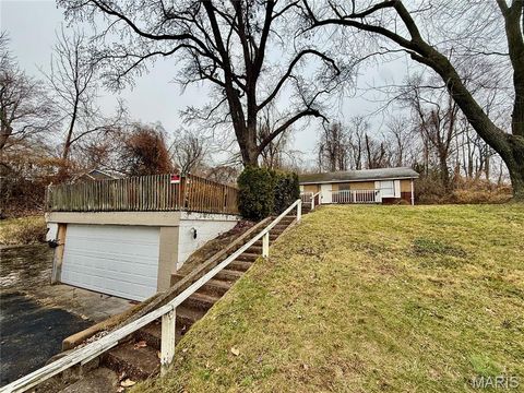 Photo of 322 Tower Drive, East Alton, IL 62024 (MLS # 25082231)