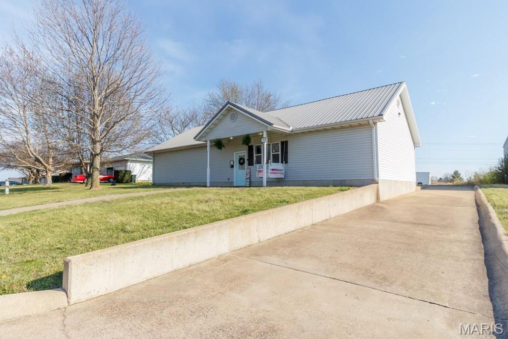 Photo of 144 Bonnie Drive, Lebanon, MO 65536 (MLS # 26018722)