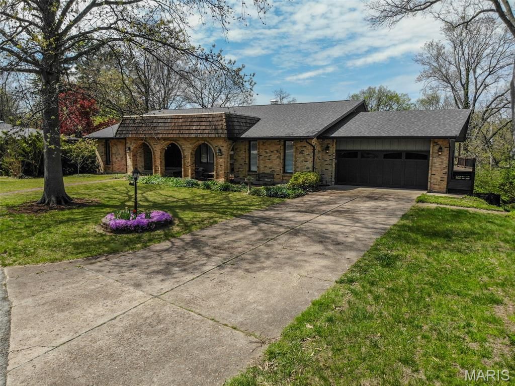 Photo of 10 Kings Pond Road, Glendale, MO 63122 (MLS # 26020517)