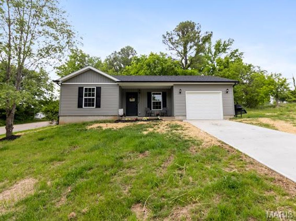 Photo of 400 East Plattin Street, De Soto, MO 63020 (MLS # 26028855)