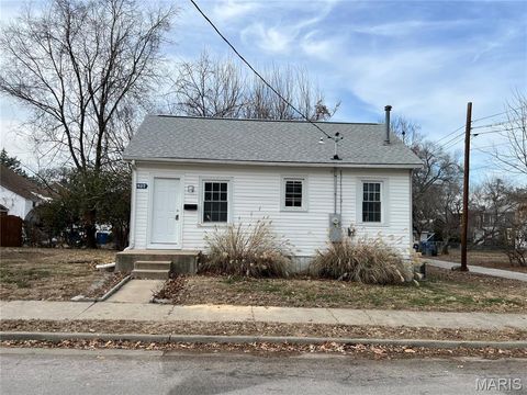 Photo of 407 N 7th Street, St Charles, MO 63301 (MLS # 25082534)