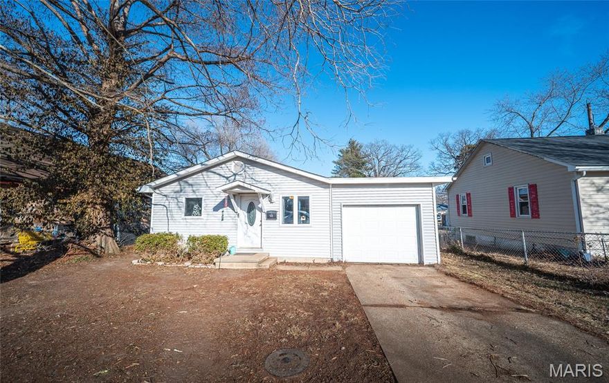 Well-maintained 3 bedroom, 2 bath home located in the heart of Sullivan. Functional layout with an open living area and kitchen featuring granite countertops. Primary bedroom includes a walk-in closet and private bath. Two additional bedrooms offer flexibility for guests or office space.

Dedicated laundry room, attached one-car garage, and a large backyard with room to enjoy outdoor space. Convenient location close to schools, shopping, and dining.

Move-in ready and efficient in design with modern finishes and everyday practicality.