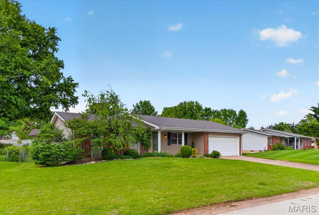 Photo of 4 Glenview Drive, St Charles, MO 63304 (MLS # 26026947)