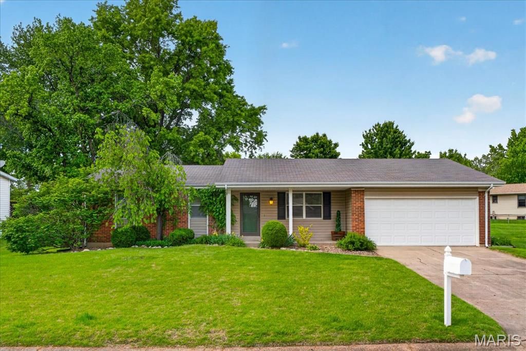 Photo of 4 Glenview Drive, St Charles, MO 63304 (MLS # 26026947)