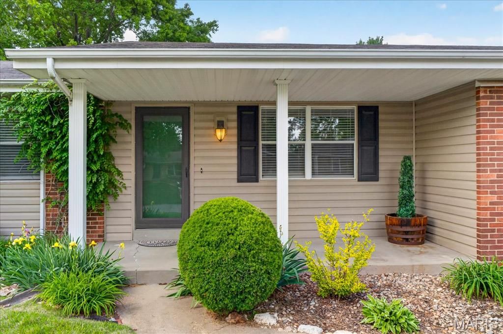 Photo of 4 Glenview Drive, St Charles, MO 63304 (MLS # 26026947)