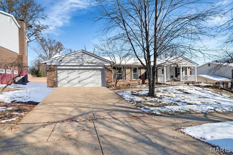 Photo of 902 Rusticmanor Circle, Ballwin, MO 63011 (MLS # 25080104)