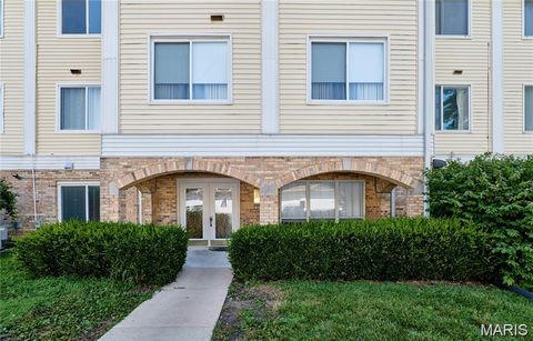Photo of 942 Guelbreth Lane #300, Creve Coeur, MO 63141 (MLS # 26048248)